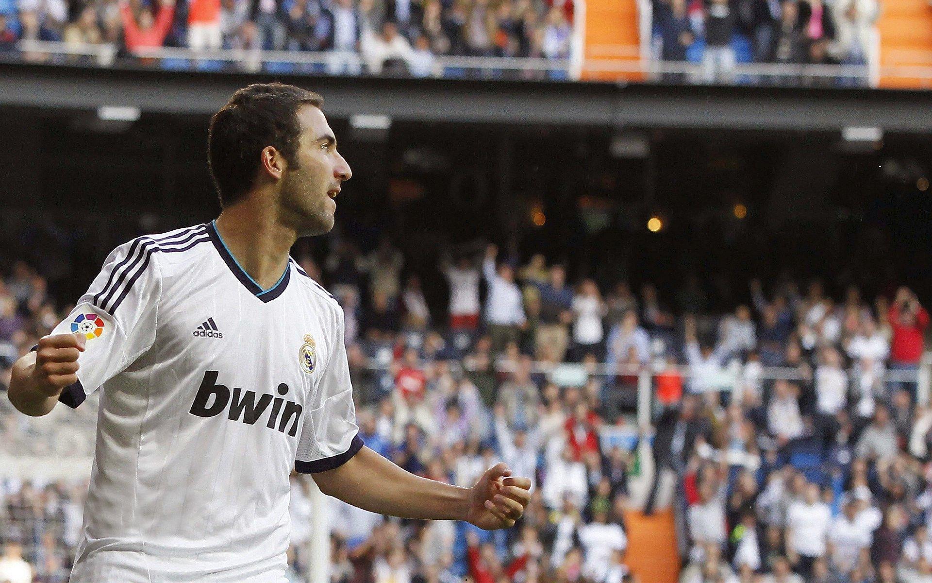 科莫积极布局夏窗转会市场，重点考察罗马中场克里斯坦特