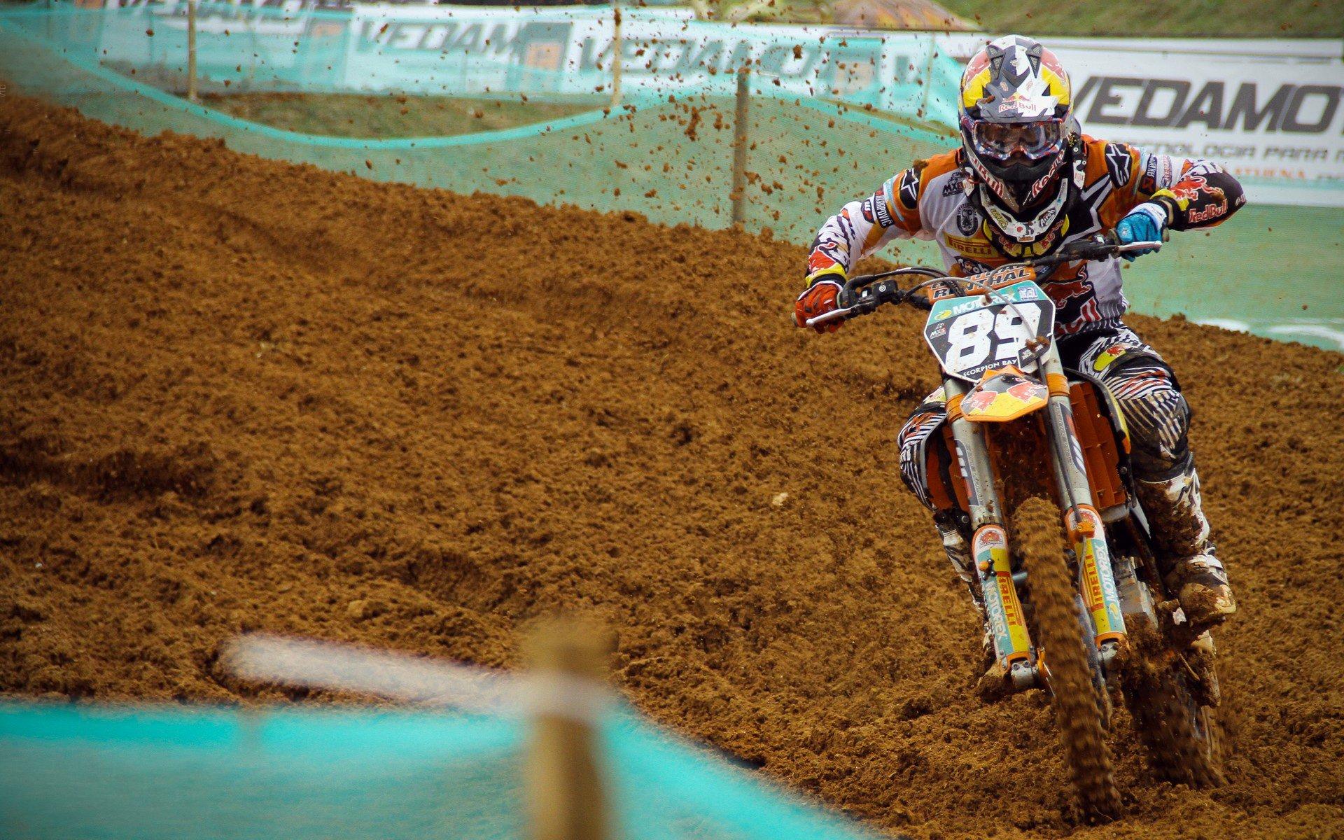 穆西亚拉与齐尔克泽夏日同游引热议，绿茵场外的兄弟情与未来猜想